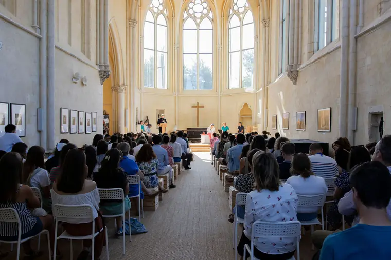 La chapelle du Prieuré de Bray, comble pour une plénière — Siloë 2026