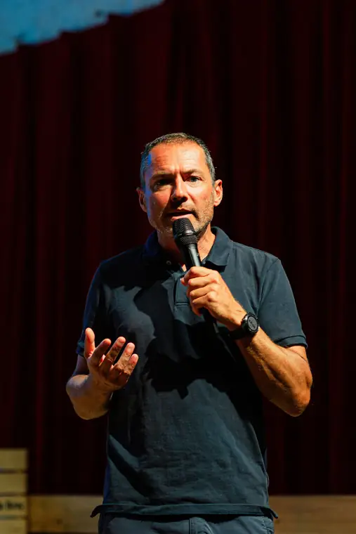 Plénière du soir, salle plongée dans le noir — Siloë 2026